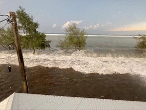 Detik-detik Erupsi Gunung Bawah Laut di Tonga hingga Picu Tsunami