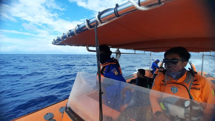 Tim SAR melakukan pencarian 8 penumpang kapal bermuatan semen yang tenggelam di antara Pulau Manipa dan Ilath,Pulau Buru.