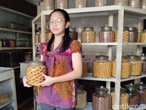 Di Kota Malang ada Toko Madjoe yang legendaris. Toko di Jalan Pasar Besar Nomor 30B ini hampir satu abad menjual kue kering.