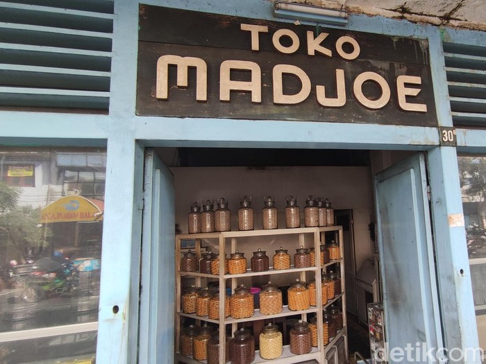 Di Kota Malang ada Toko Madjoe yang legendaris. Toko di Jalan Pasar Besar Nomor 30B ini hampir satu abad menjual kue kering.