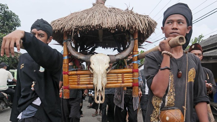 Sebagai wujud rasa syukur atas rezeki yang diberikan Tuhan melalui hasil bumi, warga Desa Kertamukti, Karawang, menggelar Tradisi Ngaruat Bumi.