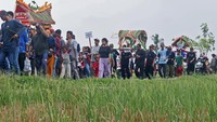 Tradisi ini diikuti puluhan warga yang tumpah ruah di Desa Kertamukti.  