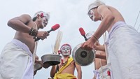 Sejumlah seniman lengser melakukan prosesi pembuka tradisi Ngaruat Bumi di Desa Kertamukti, Cilebar, Karawang, Jawa Barat, Sabtu (15/1/2022).