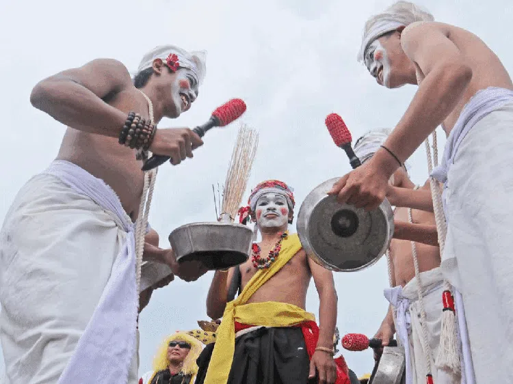 Lebih Dekat Dengan Tradisi Ngaruat Bumi di Karawang