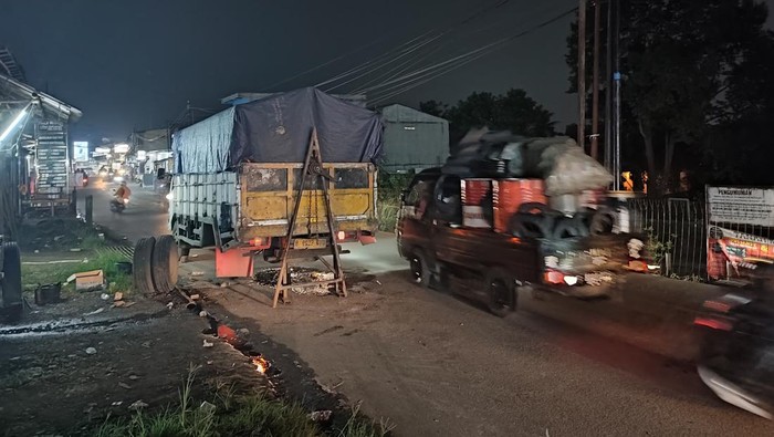 Truk mogok di Bojong Gede (Rizky Adha-detikcom)