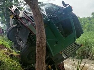 Truk Trailer Muat Semen Rem Blong Tabrak 6 Kendaraan di Probolinggo, 1 Luka
