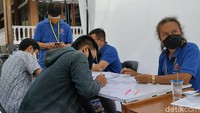 Rudy mengatakan, lansia dan warga yang memiliki riwayat penyakit bawaan atau komorbid jadi prioritas untuk disuntik vaksin booster. Meski begitu, masyarakat umum juga bisa secepatnya disuntik vaksin booster. 
