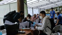 Sementara selain proses vaksinasi booster, kata Rudy, Pemda juga menggeber penyuntikan vaksin dosis 1 dan 2 untuk warganya. Saat ini, vaksinasi dosis 1 disebut Rudy sudah mencapai 85 persen. Sedangkan dosis 2 mencapai 40 persen.