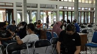 Warga terlihat sangat antusias mengikuti vaksin.
