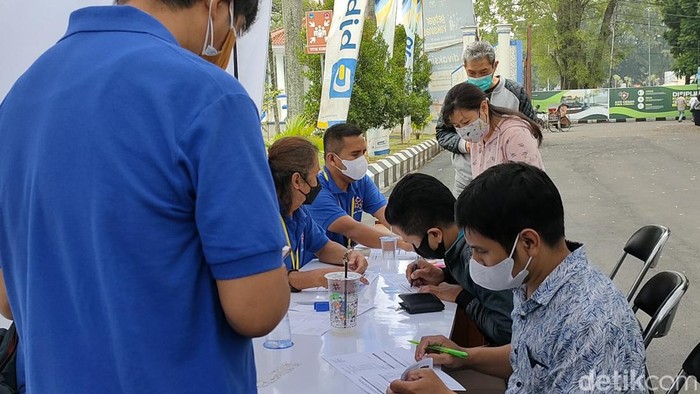 Vaksin Booster COVID-19 Sasar Para Lansia di Garut Penyuntikan vaksinasi COVID-19 dosis 3 untuk masyarakat mulai dilaksanakan hari ini, Sabtu (15/1/2022) di Garut. Lansia dan warga yang memiliki komorbid jadi prioritas.