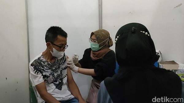 Vaksin Booster COVID-19 Sasar Para Lansia di Garut