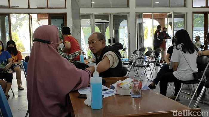 Vaksinasi Lansia di Garut