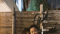 Nah, kalau yang satu ini adalah momennya saat ngopi di sebuah kafe yang berada di Tokyo, Jepang. Momen ngopinya ini temani dengan saudaranya, Jessica Priscilla. Foto: Instagram @valenciatanoe