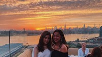 Dengan pemandangan indah, beginilah momen nongkrong Valencia Tanoesoedibjo dengan temannya di sebuah bar di Amerika Serikat. Foto: Instagram @valenciatanoe