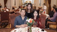 Dalam hubungannya dengan keluarga, Valencia Tanoesoedibjo sering menghadiri acara jamuan makan bersama keluarganya. Seperti yang terlihat pada foto yang satu ini. Foto: Instagram @valenciatanoe