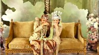Saat melakukan serangkaian acara adat, ada saja kelakuan yang akhirnya membuat Vidi Aldiano dan Sheila Dara tak bisa menahan tawa. Foto: dok. Channel YouTube Vidi Aldiano