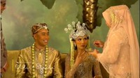 Ketika melakukan acara huap lingkup, Sheila Dara Aisha juga mengeluarkan ekspresi lucunya ketika menerima suapan makanan dari sang bunda. Foto: dok. Channel YouTube Vidi Aldiano