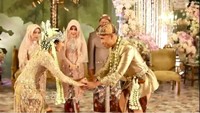 Lain lagi ketika Vidi Aldiano dan Sheila Dara Aisha selesai melakukan prosesi nincak endog, di mana keduanya selalu tertawa. Foto: dok. Channel YouTube Vidi Aldiano