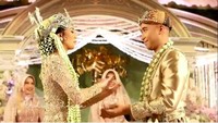 Sheila Dara Aisha memberikan tepuk tangan dengan ekspresi lucu ketika Vidi Aldiano berhasil mematahlan batang kayu dalam prosesi meuleum harupat. Foto: dok. Channel YouTube Vidi Aldiano