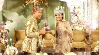 Menerima mahar dari Vidi Aldiano, Sheila Dara Aisha langsung berpose lucu. Begitu juga dengan Vidi Aldiano. Foto: dok. Channel YouTube Vidi Aldiano