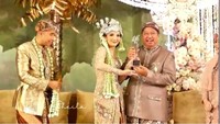 Ini adalah momen Sheila Dara Aisha mendapat piala sebagai perempuan yang mampu bertahan dengan Vidi Aldiano dari sang ayah mertua. Ada-ada aja ya. Foto: dok. Channel YouTube Vidi Aldiano