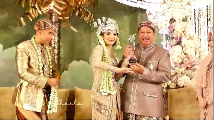 Momen lucu pernikahan Sheila Dara dan Vidi Aldiano