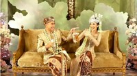 Ternyata dalam rangkayan pebetot bakakak hayam, Sheila Dara Aisha berhasil mendapatkan potongan ayam yang lebih besar dai Vidi Aldiano. Foto: dok. Channel YouTube Vidi Aldiano