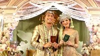 Vidi Aldiano dan Sheila Dara Aisha pose wajib seperti pengantin lainnya, yaitu foto dengan memamerkan buku nikah. Foto: dok. Channel YouTube Vidi Aldiano