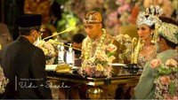 Prosesi akad nikah Vidi Aldiano dan Sheila Dara Aisha disiarkan secara streaming di channel YouTube Vidi Aldiano. Meski selalu tersenyum saat sudah duduk di kursi ijab kabul, keduanya tak bisa menyembunyikan raut tegang. Foto: dok. Channel YouTube Vidi Aldiano