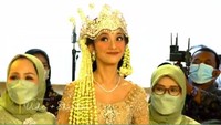 Saat memasuki ruang akad nikah, Sheila Dara justru sudah menggoda Vidi Aldiano sedari awal. Foto: dok. Channel YouTube Vidi Aldiano