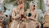 Pasangan ini tampak menawan dengan pakaian adat yang mereka kenakan. Akad nikah keduanya juga berjalan lancar dan tambah meriah dengan prosesi pernikahan adat Sunda yang keduanya lakukan. Foto: Instagram & YouTube Vidi Aldiano