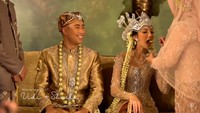 Huap Lingkung merupakan tradisi Sunda yang artinya suapan terakhir dari orang tua untuk anak mereka yang telah menikah. Sajiannya berupa nasi kuning dengan potongan ayam yang memiliki makna doa dari orang tua agar selalu diberikan kemakmuran dalam rumah tangga keduanya. Foto: Instagram & YouTube Vidi Aldiano