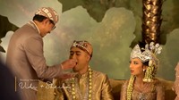 Tak hanya Sheila Dara yang disuapi nasi kuning tersebut, tapi juga Vidi Aldiano. Dalam siaran langsung tersebut, keduanya menampilkan ekspresi lucu setelah disuapi makanan dalam tradisi Huap Lingkung. Foto: Instagram & YouTube Vidi Aldiano