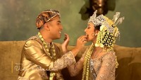 Vidi Aldiano dan Sheila Dara juga menyuapkan nasi kuning atau nasi punar itu satu sama lain. Saat momen ini keduanya tampak sangat romantis. Foto: Instagram & YouTube Vidi Aldiano