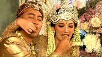 Keduanya juga melakukan suapan mesra. Sheila Dara melingkarkan tangannya ke leher Vidi Aldiano saat bersuapan nasi kuning. Foto: Instagram & YouTube Vidi Aldiano