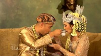 Vidi dan Sheila juga akan memberikan minum satu sama lain. Air minum tersebut sebagai simbol agar pasangan selalu memberikan kasih sayang. Foto: Instagram & YouTube Vidi Aldiano
