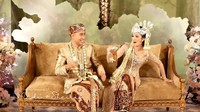 Terakhir ada tradisi pabetot bekakak ayam. Upacara ini Vidi dan Sheila lakukan dengan menarik paha ayam. Ternyata Sheila mendapatkan potongan ayam yang besar. Foto: Instagram & YouTube Vidi Aldiano