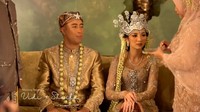 Dalam rangkaian pernikahan adat Sunda, ada juga tradisi yang berkaitan dengan makanan. Vidi Aldiano dan Sheila Dara mengikuti prosesi Huap Lingkung. Foto: Instagram & YouTube Vidi Aldiano