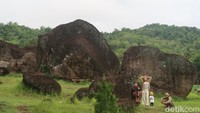 Para peneliti tengah melakukan kajian secara ilmiah terkait dengan asal usul lokasi Watu Gendong. Penelitian ini sebenarnya sudah dimulai 2016, tapi sempat terhenti dan dilanjutkan sekarang ini. (Pradito Rida Pertana/detikTravel)