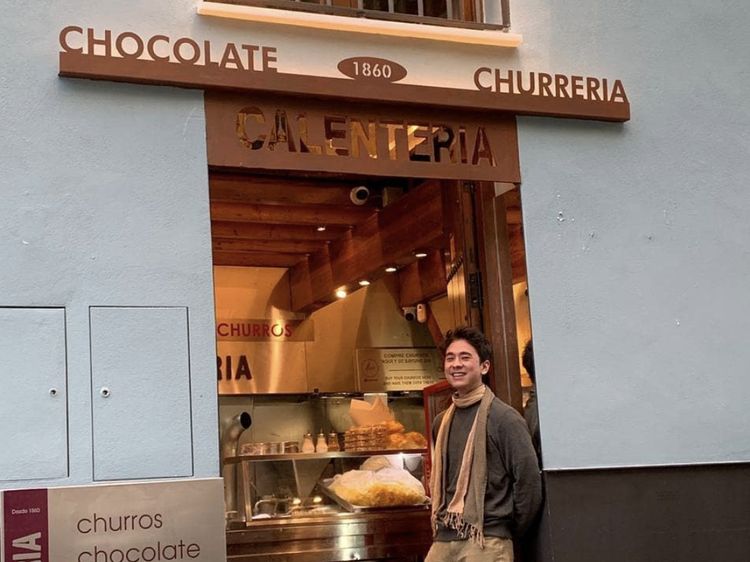 10 Potret Keren Jerome Kurnia, Aktor Penyalin Cahaya Saat di Dapur dan Resto