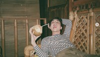 Boleh kali liburan bentar yega? tulis Jerome di keterangan foto. Aktor asal Jakarta ini terlihat pamer gaya konyol saat minum kelapa muda.