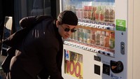 Jalan-jalan ke Jepang rasanya kurang lengkap kalau tak jajan di vending machine. Jerome memilih jajan sekaleng sup hangat yang langsung membuatnya bahagia.