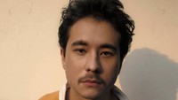 Berperan jadi anggota teater, Jerome begitu total memperlihatkan kualitas aktingnya. Pria 27 tahun ini bahkan meraih nominasi Pemeran Pendukung Pria Terbaik Piala Citra 2021.