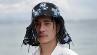 Nama Jerome Kurnia sudah lebih dulu dikenal publik lewat film Dilan 1991 dan Bumi Manusia. Terbaru, ia tampil dalam film Penyalin Cahaya sebagai Tariq.