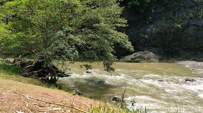 Kawasan Muara Cibentang di Kabupaten Garut siap dikembangkan menjadi objek wisata alam andalan di Garut. Di sini wisatawan dapat jajal serunya river tubing.
