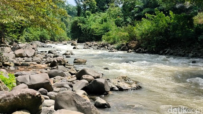 Kawasan Muara Cibentang di Kabupaten Garut siap dikembangkan menjadi objek wisata alam andalan di Garut. Di sini wisatawan dapat jajal serunya river tubing.