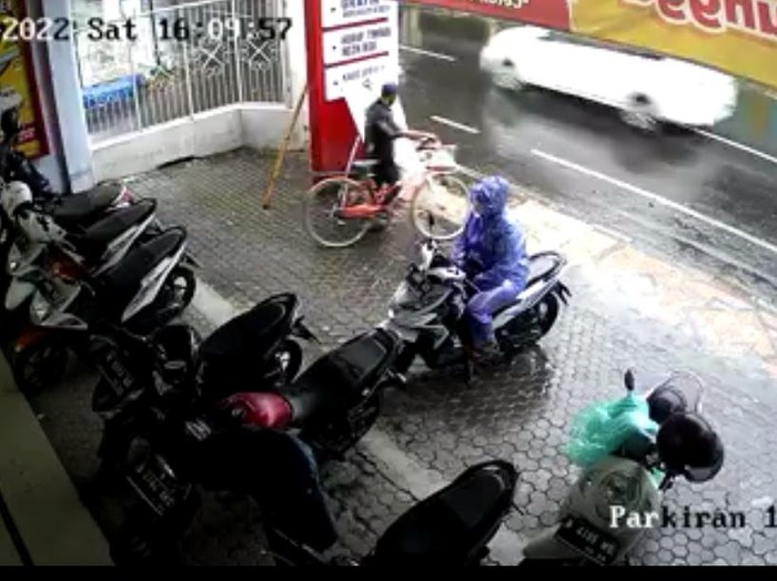 Aksi pencurian sepeda angin terekam CCTV toko di Jalan Pahlawan, Kota probolinggo. Pelaku diduga sering beraksi di parkiran toko.
