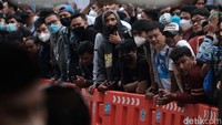 Tampak para penonton memenuhi lokasi Street Race di kawasan Ancol, Jakarta Utara, untuk menyaksikan aksi para joki motor.