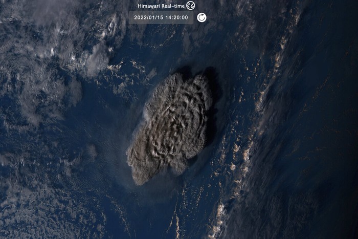 Dahsyatnya erupsi Gunung Bawah Laut Tonga berdampak ke sejumlah negara salah satunya Selandia Baru. Selain itu, erupsi pun memicu tsunami di pantai barat AS.