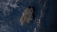 Seperti dilansir AFP, Minggu (16/1/2022) dari gambaran satelit terlihat erupsi gunung Hunga Tonga-Hunga Haapai menyemburkan gas dan asap ke udara sejauh beberapa kilometer. Bahkan suara gemuruhnya terdengar sejauh 10.000 kilometer (6.000 mil) jauhnya di Alaska. NICT via AP.